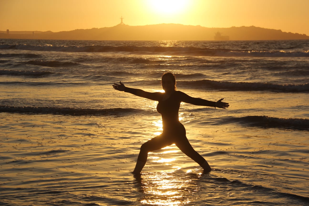 Pilates en un espacio luminoso, cuerpo estilizado y activo